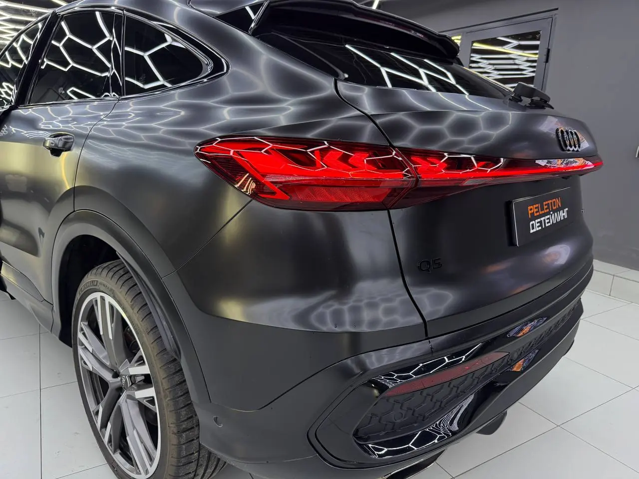 Оклейка Audi Q5 в сатиновую полиуретановую пленку 200 мкм: шелковый финиш и надежная защита
